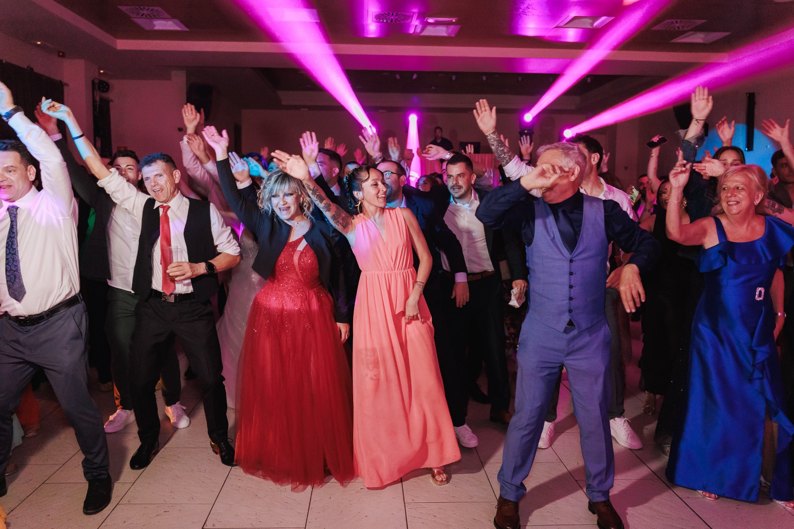 Invitados bailando en la fiesta