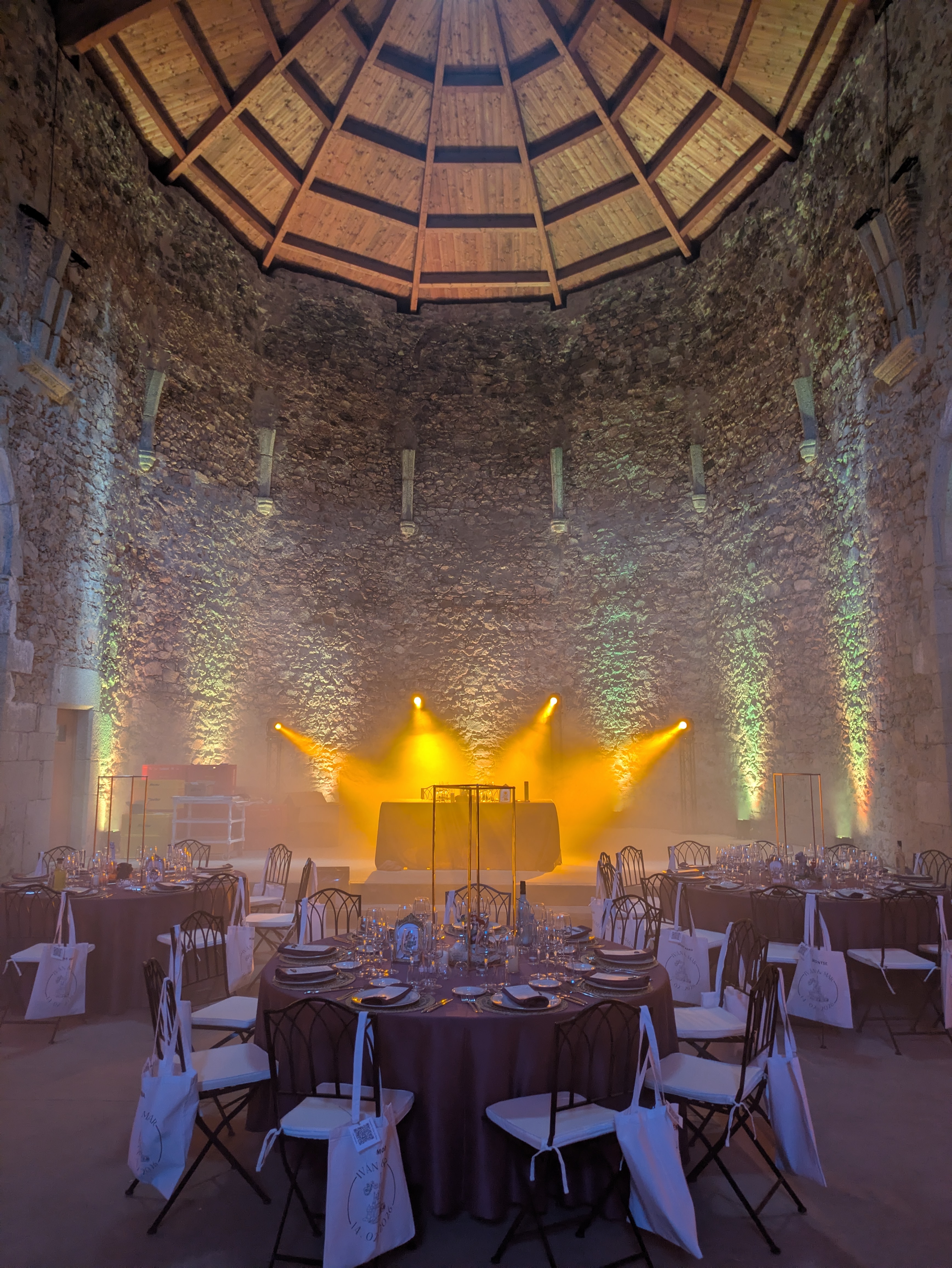 Salón de piedra con iluminación dorada