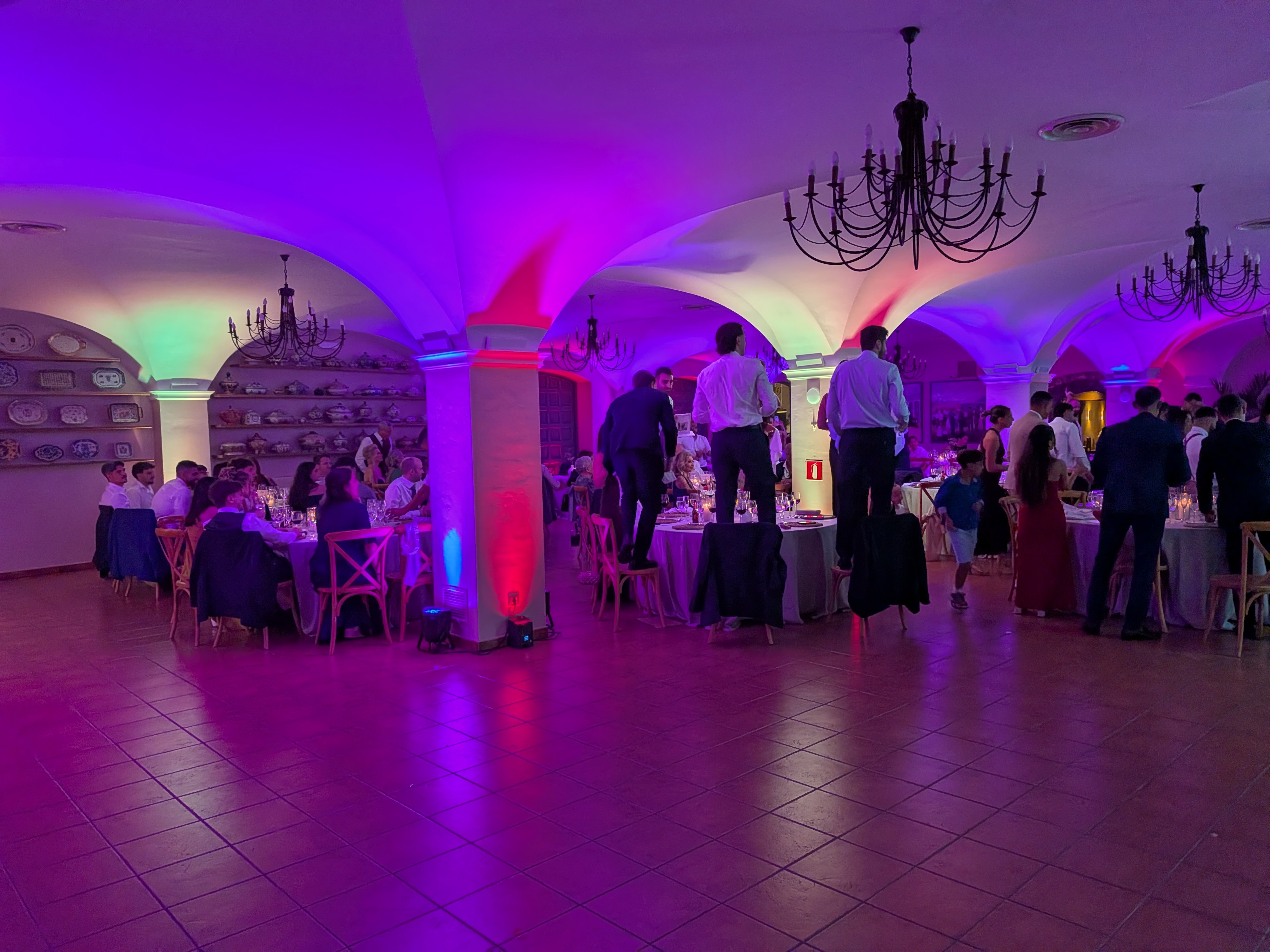 Salón con iluminación de colores