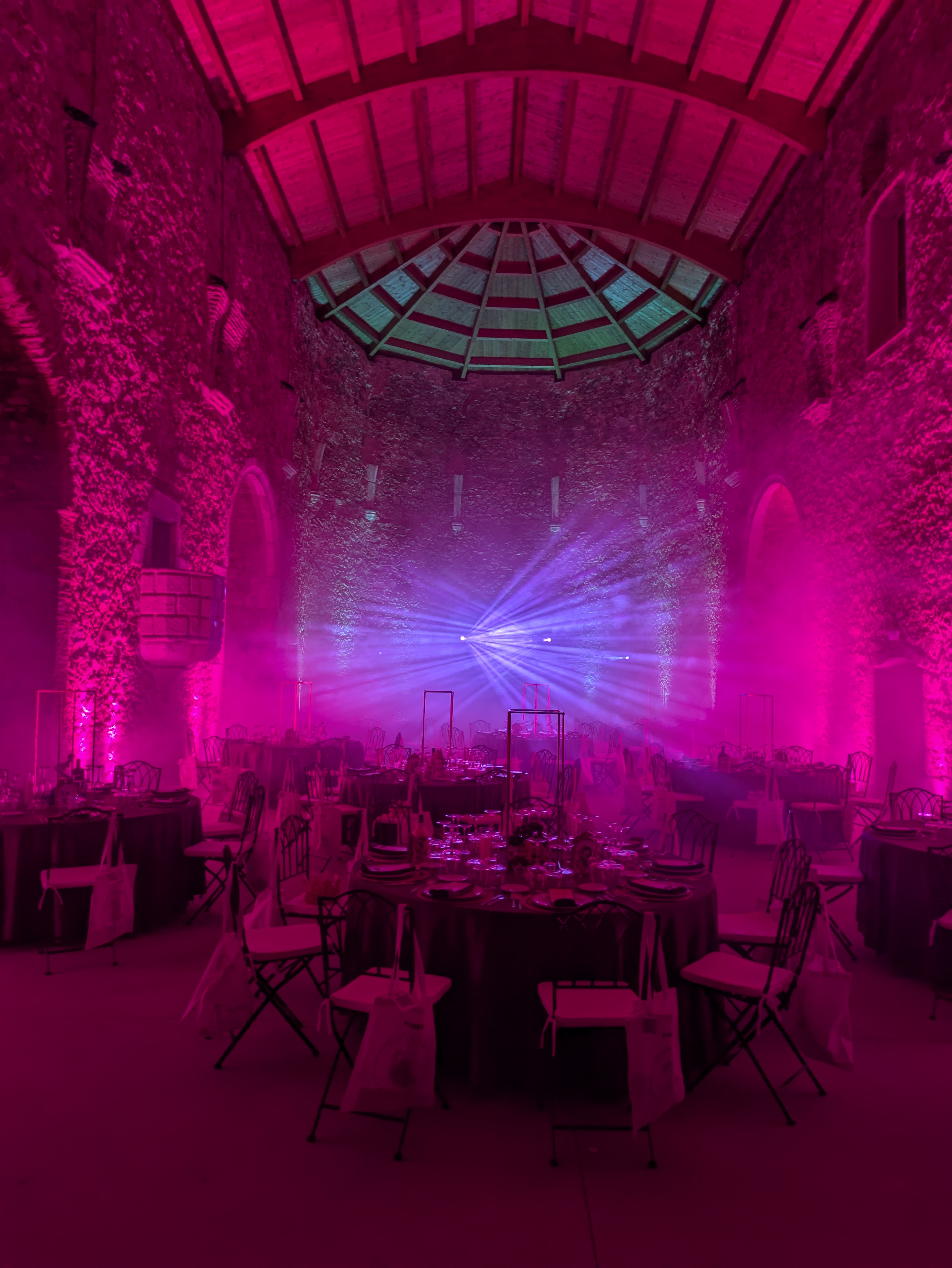 Salón iluminado en magenta